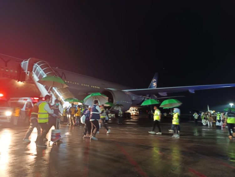 Polsek Bandara Sultan Hasanuddin Berikan Pengamanan Ketat Kedatangan Kloter Pertama Jamaah Haji