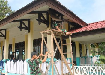Prajurit Satgas Pamtas RI-Malaysia Yonkav 3/AC Gelar Karya Bakti di Mushola AT-Taqwa Badau