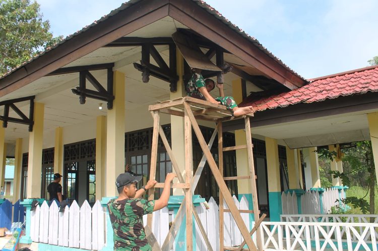 Prajurit Satgas Pamtas RI-Malaysia Yonkav 3/AC Gelar Karya Bakti di Mushola AT-Taqwa Badau