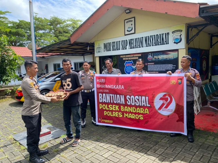 Jelang Hari Bhayangkara ke-79, Polsek Bandara Maros Gelar Bakti Religi Pembersihan Masjid dan Penyaluran Bantuan Sosial