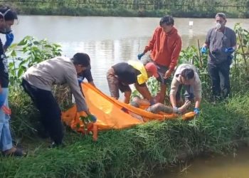 Polres Maros Bersama BPBD Dan Warga Evakuasi Korban Mayat Pria Ditemukan Terapung Di Empang Milik Warga
