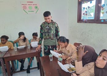 Tingkatkan Kesejahteraan Anak-Anak, Satgas Yonif 642/Kps Bersama Guru Selenggarakan Program Makan Gratis 