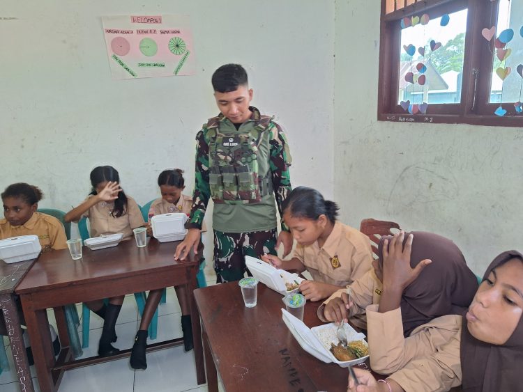 Tingkatkan Kesejahteraan Anak-Anak, Satgas Yonif 642/Kps Bersama Guru Selenggarakan Program Makan Gratis 