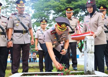 Jelang HUT Bhayangkara ke-79, Polres Maros Gelar Ziarah Rombongan ke TMP Maros
