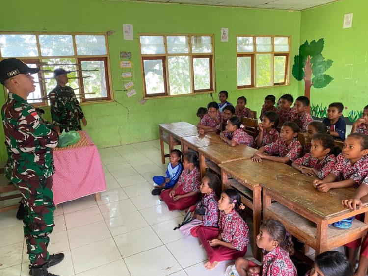 Satgas Pamtas RI-RDTL Pos Nino Berikan Materi Berhitung kepada Siswa SD Sono