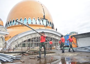 Bakti Tanpa Pamrih, Prajurit Petarung Pasmar 3 Gotong-royong Bangun Masjid Al-Akbar Sorong