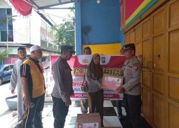 Polsek Liukang Kalmas Salurkan Bantuan Sosial dalam Rangka Hari Bhayangkara ke-79