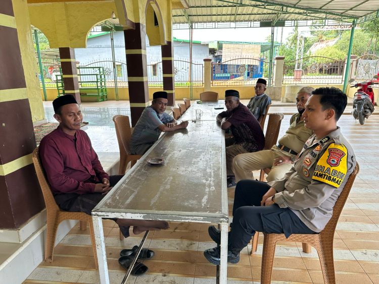 Melalui Door to Door System (DDS), Bhabinkamtibmas Polsek Bungoro Sampaikan Pesan Kamtibmas Di Wilayah Binaan