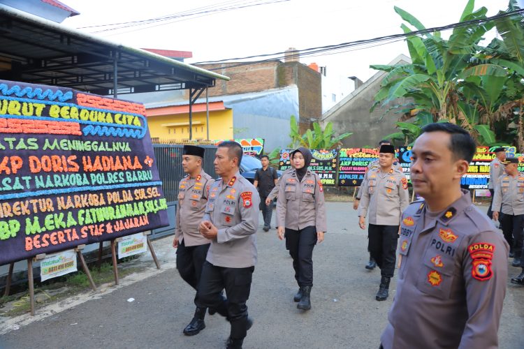 Kapolres Maros Dampingi Kapolda Sulsel Melayat KE Rumah Duka Kasat Narkoba Polres Barru
