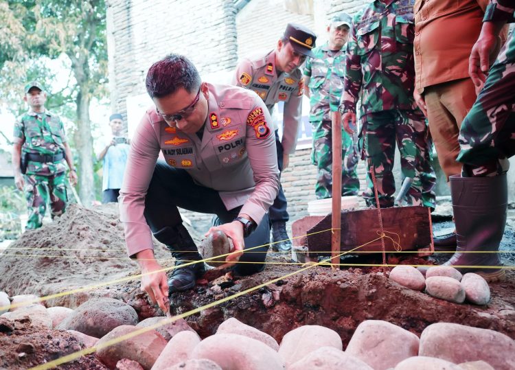 Kapolres Gowa Lakukan Peletakan Batu Pertama Pembangunan Rumah Nenek Korban Kebakaran di Barombong