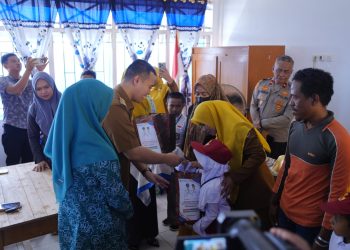 Bupati Pangkep Bagikan 12 Ribu Lebih Seragam Gratis, Wujud Komitmen Pemerintah Terhadap Pendidikan