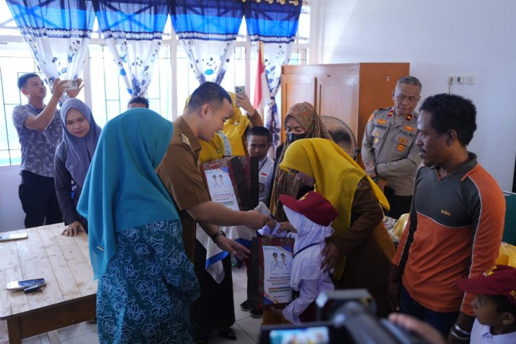 Bupati Pangkep Bagikan 12 Ribu Lebih Seragam Gratis, Wujud Komitmen Pemerintah Terhadap Pendidikan