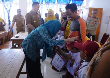 Bupati Pangkep Ikut Gerakan Nasional “Ayah Mengantar Anak” di Hari Pertama Sekolah