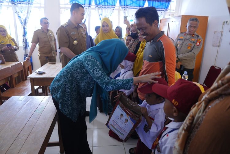 Bupati Pangkep Ikut Gerakan Nasional “Ayah Mengantar Anak” di Hari Pertama Sekolah