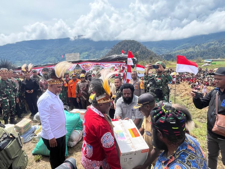 Gubernur Papua Tengah Kunjungi Distrik Sinak, Bawa Bantuan dan Harapan bagi Pengungsi