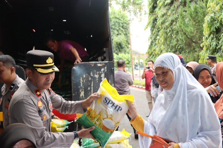 Gerakan Pangan Murah Polres Maros Diserbu Warga, Antri Dapatkan Beras Murah