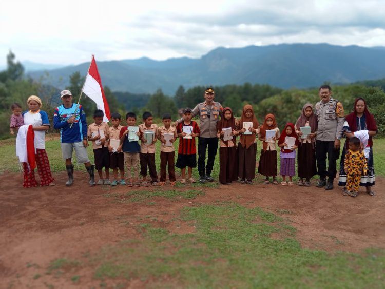 Bulan Kemerdekaan, Polres Maros Sambangi Sekolah Terpencil Tompobulu Bagikan Bendera dan Alat Tulis