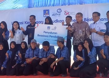 Asuransi Astra dan OJK Gelar Literasi Keuangan di SMKN 1 Maros