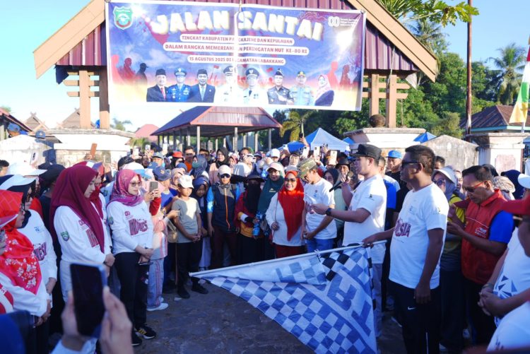 Ribuan Warga Meriahkan Jalan Santai HUT ke-80 RI di Labakkang Pangkep