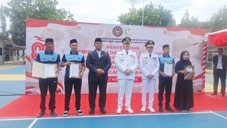 Bupati Pangkep Serahkan Remisi Umum dan Remisi Dasawarsa kepada Warga Binaan Rutan Kelas IIB