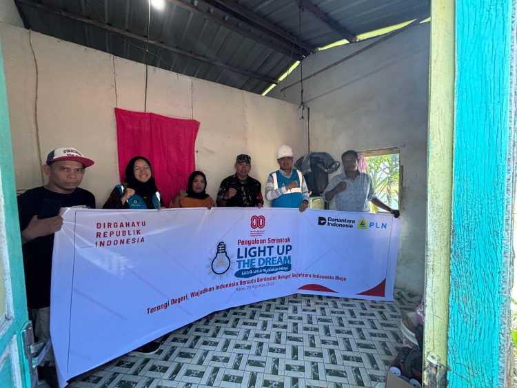 PLN Pangkep Bagikan Listrik Gratis di Dua Kelurahan