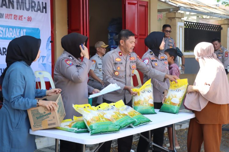 Polri untuk Masyarakat, Polres Maros Gelar Pangan Murah Untuk Warga Serta Bagi Beras Gratis Khusus Penarik Becak