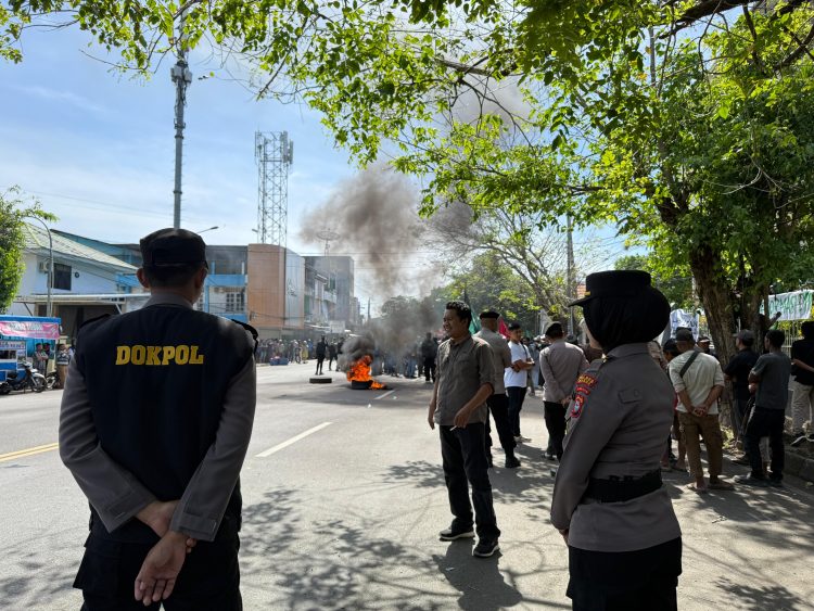 Polres Maros Siagakan Tim Kedokteran Kepolisian pada Pengamanan Unjuk Rasa Aliansi Buruh dan Mahasiswa