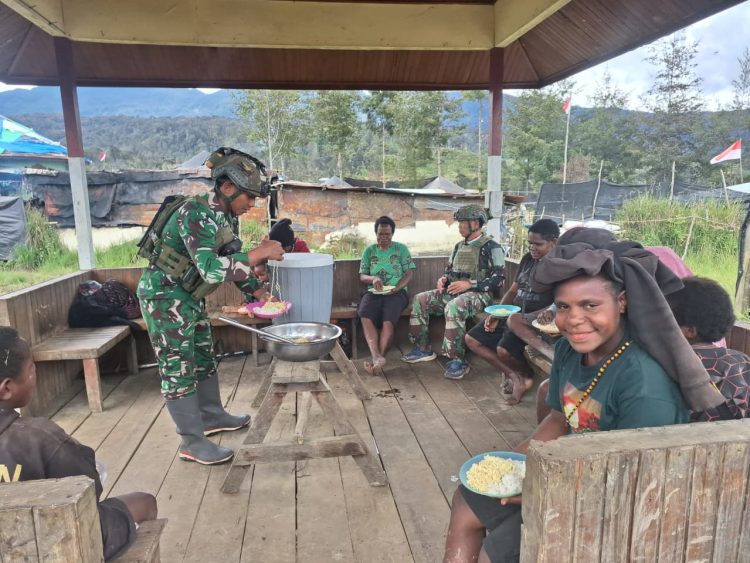 Makan Bareng di Ujung Negeri! Satgas Yonif 700/WYC dan Warga Eronggobak Pererat Kebersamaan di Meja Makan