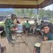 Makan Bareng di Ujung Negeri! Satgas Yonif 700/WYC dan Warga Eronggobak Pererat Kebersamaan di Meja Makan