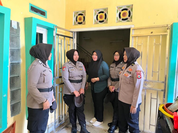 Humanis, Polres Maros Turunkan Personel Pengamanan dan Peleton Polwan Kawal Eksekusi Rumah oleh Pengadilan Negeri Maros