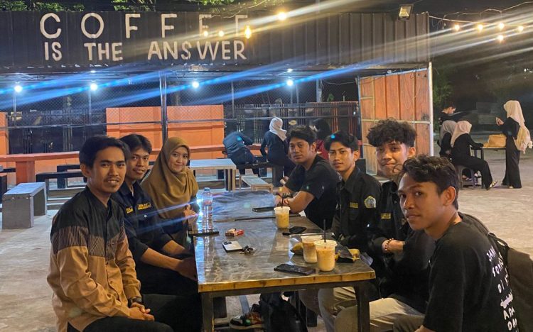 Ngopi Sambil Kritisi Pertanian, BEM Unismuh Gelar Bazar Café Road to Sekolah Advokasi