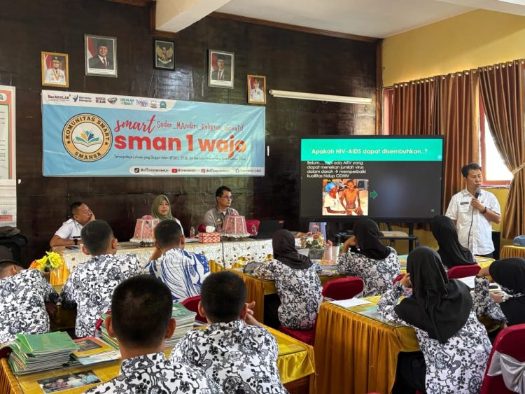 Dinas Kesehatan Kab Wajo Sosialisasikan Pencegahan dan Pengendalian HIV AIDS di UPT SMA Negeri 1 Wajo