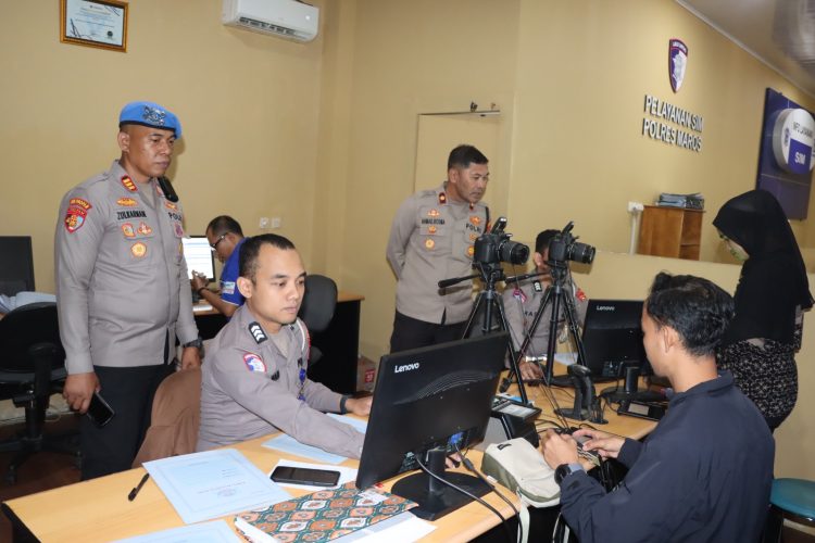 Wakapolres Maros Bersama Propam Polres Maros Pantau Langsung Kinerja Pelayanan Masyarakat