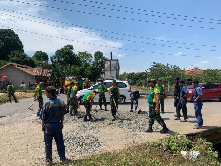 Jumat Berkah: Kolaborasi Pemerintah, PT. Sakatama, Kostrad, dan HPPMI Maros Perbaiki Jalan Berlubang di Tanralili