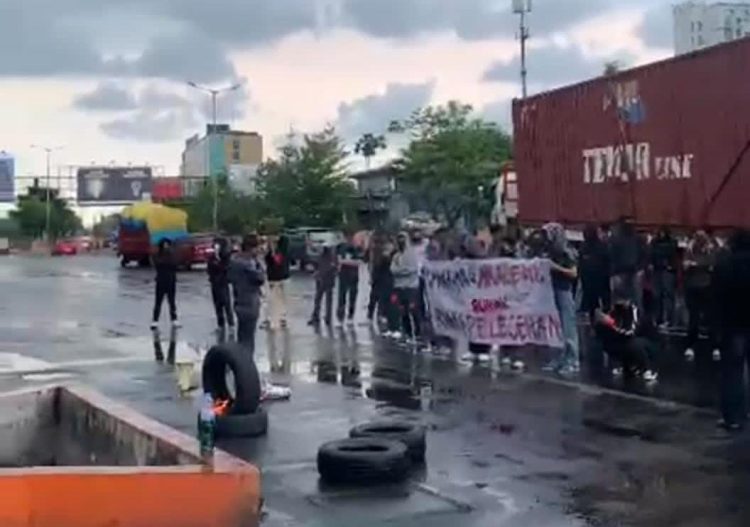 Aliansi Mahasiswa UNM Gelar Aksi “Reformasi Kampus Orange” Desak Transparansi dan Sikap Tegas Pihak Kampus