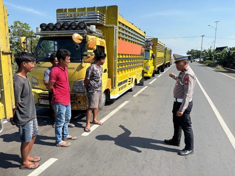 Kerap Bikin Macet, Polisi Imbau Pengemudi Truk Tidak Parkir di Bahu Jalan