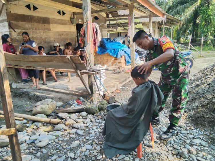Babinsa Desa Lino Gelar Kegiatan Komsos Lewat Pangkas Rambut Gratis