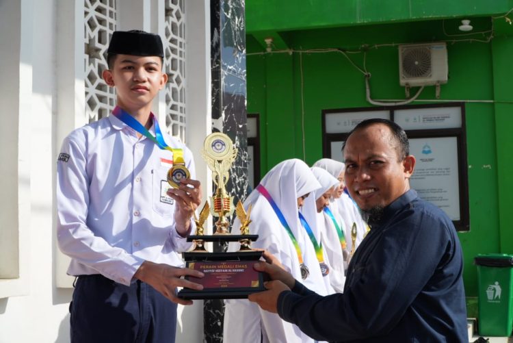 Siswa SMPIT Al Hikmah Pangkajene Raih Prestasi Gemilang.