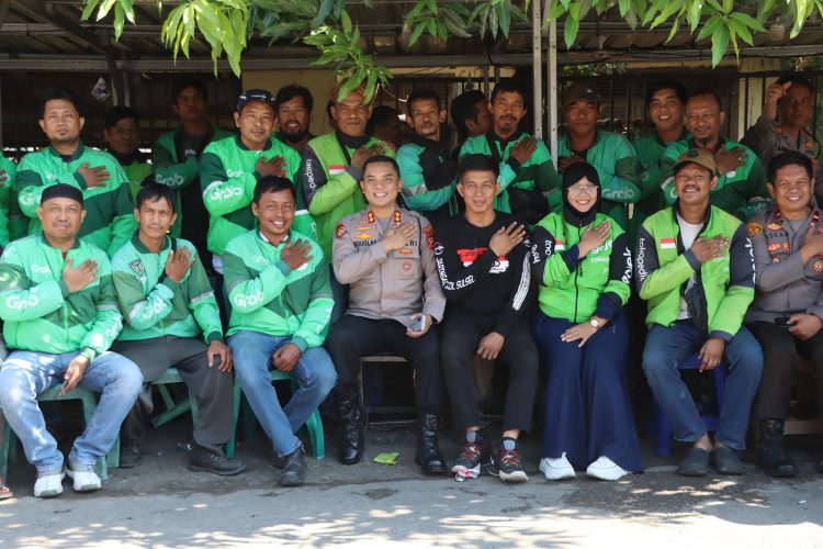Kapolres Maros Bersama Personel Ngopi Santai Bareng Komunitas Ojol