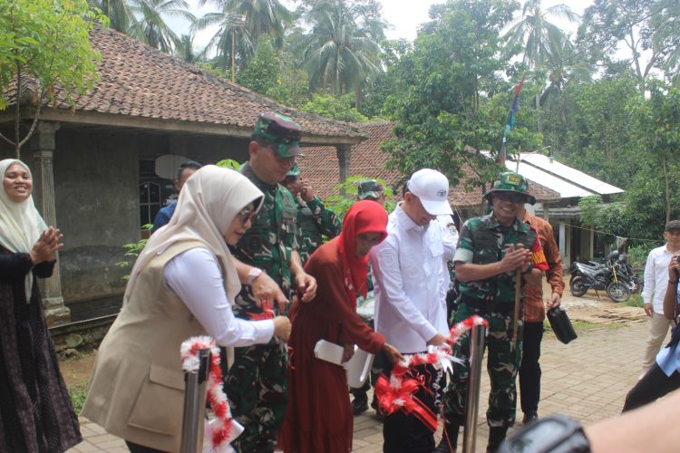 Penutupan TMMD ke-126 Kodim 0601/Pandeglang Ditandai dengan Pemotongan Pita Rumah Layak Huni (RLTH)