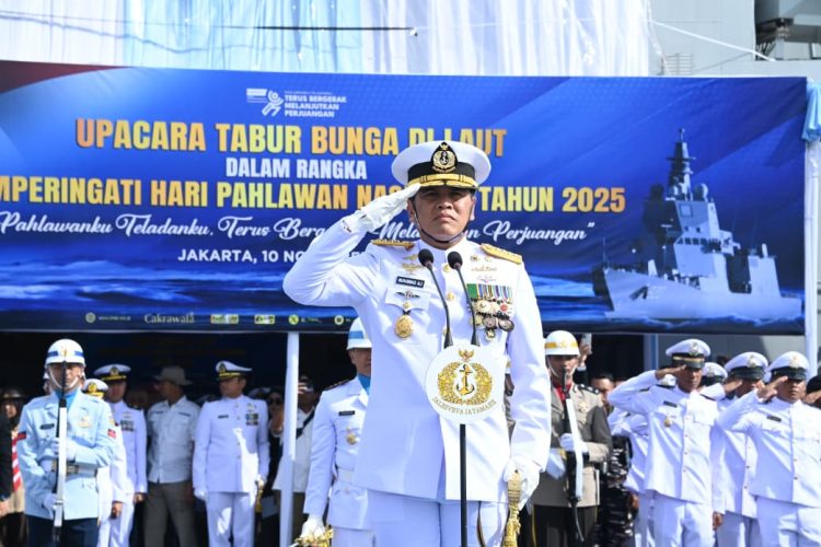 Kasal Pimpin Peringatan Hari Pahlawan Dari Atas KRI Brawijaya-320, di Perairan Teluk Jakarta
