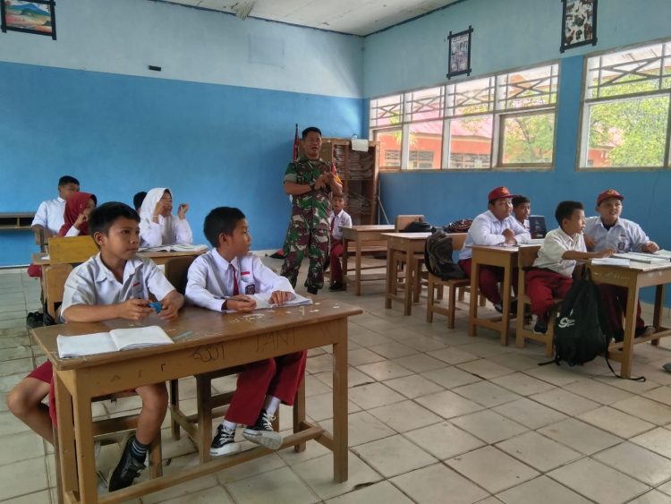 Prajurit Kodim 1403 Palopo Beri Wawasan Kebangsaan ke Siswa SDN 168 Lino