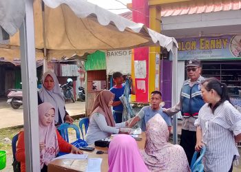 Bhabinkamtibmas Polsek Minasatene Aipda Muhammading Melaksanakan Pendamping Pemeriksaan gratis Dipasar Tradisional Tanete