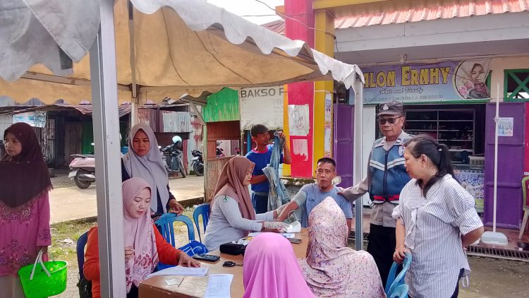 Bhabinkamtibmas Polsek Minasatene Aipda Muhammading Melaksanakan Pendamping Pemeriksaan gratis Dipasar Tradisional Tanete