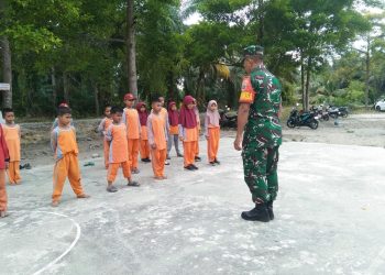 Babinsa Desa Lino Tanamkan Disiplin Sejak Dini Melalui Pelatihan PBB di SDN 168 Lino