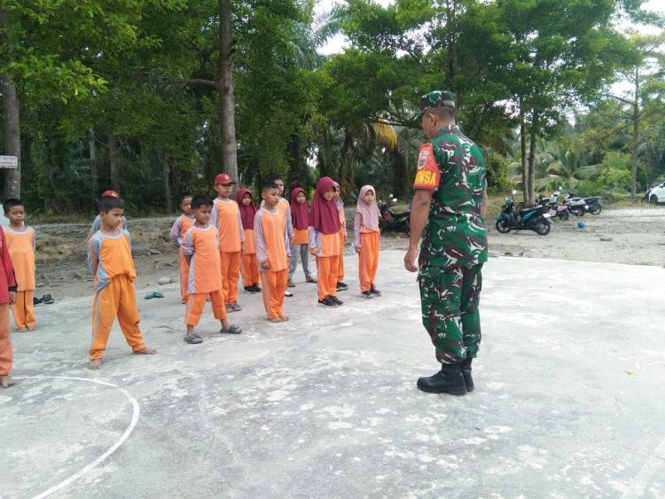 Babinsa Desa Lino Tanamkan Disiplin Sejak Dini Melalui Pelatihan PBB di SDN 168 Lino