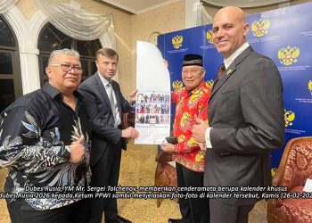 Semakin Mesra, PPWI dan Kedubes Rusia Bertukar Cenderamata