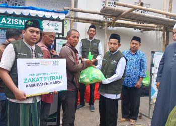 NU Care-LAZISNU Maros Salurkan Zakat kepada Warga Sekitar Pasar Tramo Maros