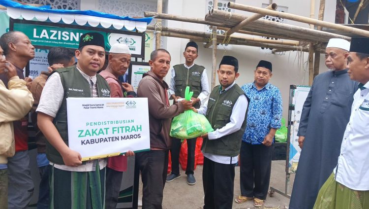 NU Care-LAZISNU Maros Salurkan Zakat kepada Warga Sekitar Pasar Tramo Maros