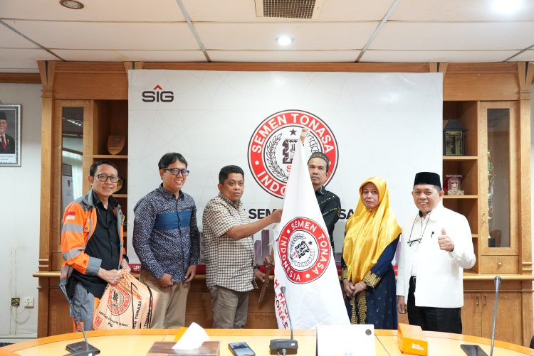 Dirut Semen Tonasa, Lepas Jemaah Calon Haji Keluarga Besar PT Semen Tonasa